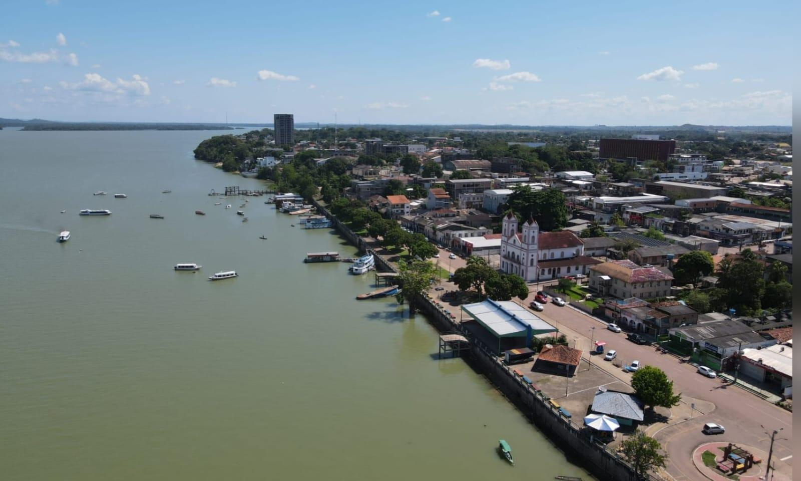Igreja e orla de Itaituba
