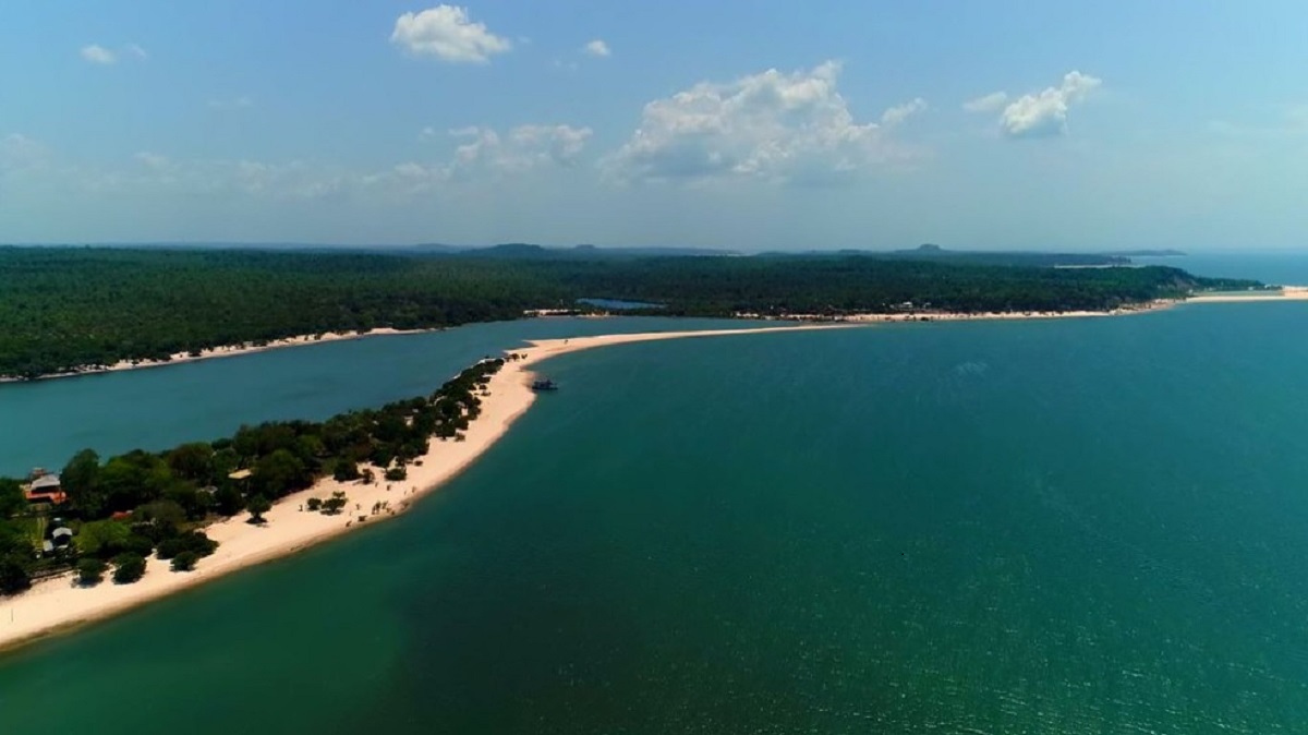 Praia e vegetação às margens do Tapajós